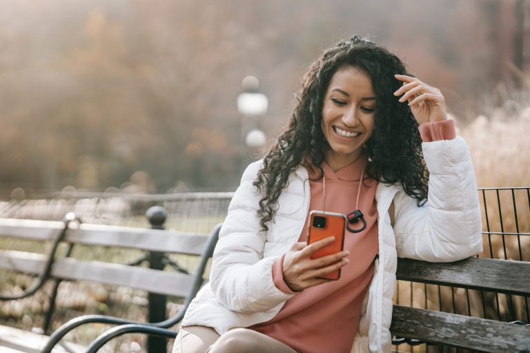 une femme seule avec son téléphone